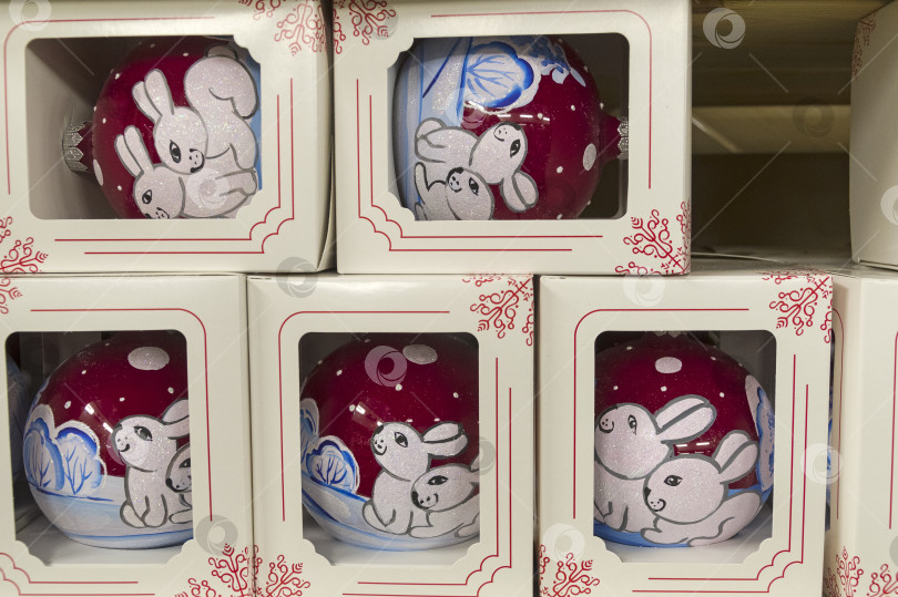 Скачать Новогодние игрушки - шары с изображением зайца. фотосток Ozero