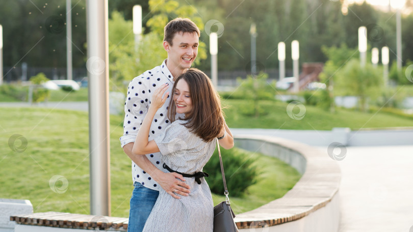 Скачать Влюбленные гуляют в летнем парке фотосток Ozero