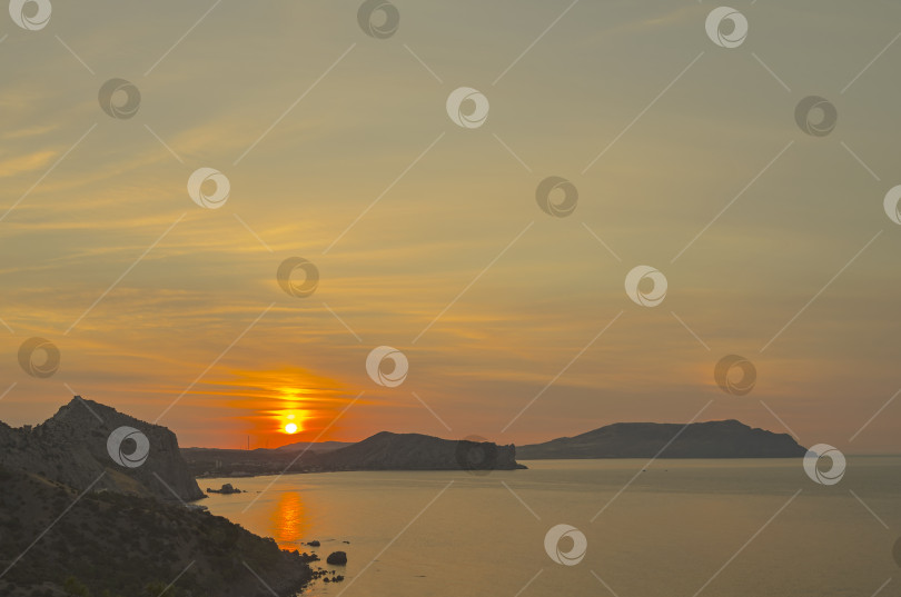 Скачать Восход солнца на побережье Черного моря. Крым. фотосток Ozero