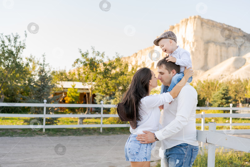 Скачать Мужчина и женщина держат на руках ребенка фотосток Ozero