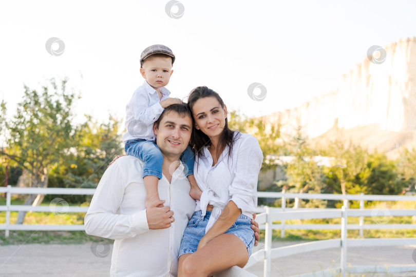 Скачать Мужчина и женщина держат на руках ребенка фотосток Ozero