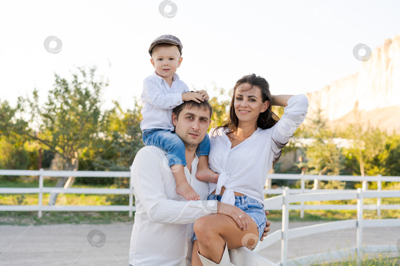 Скачать Мужчина и женщина держат на руках ребенка фотосток Ozero