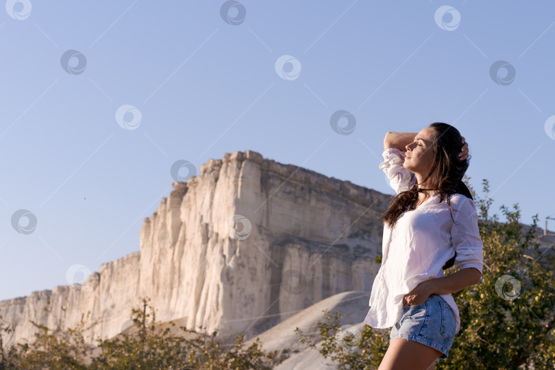 Скачать Женщина стоит перед горой фотосток Ozero