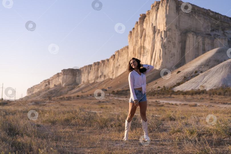 Скачать Женщина стоит в пустыне на фоне горы фотосток Ozero