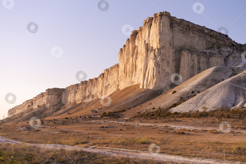 Скачать Горный хребет с проходящей через него дорогой фотосток Ozero