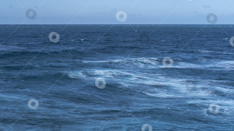 Скачать Морской пейзаж во весь экран. Белые вспененные волны на поверхности голубого океана. фотосток Ozero