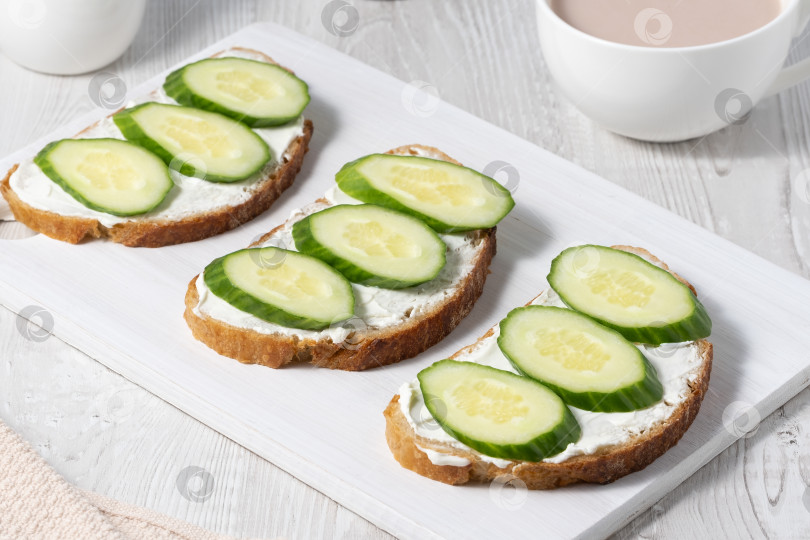 Скачать Бутерброды со сливочным сыром и огурцом фотосток Ozero