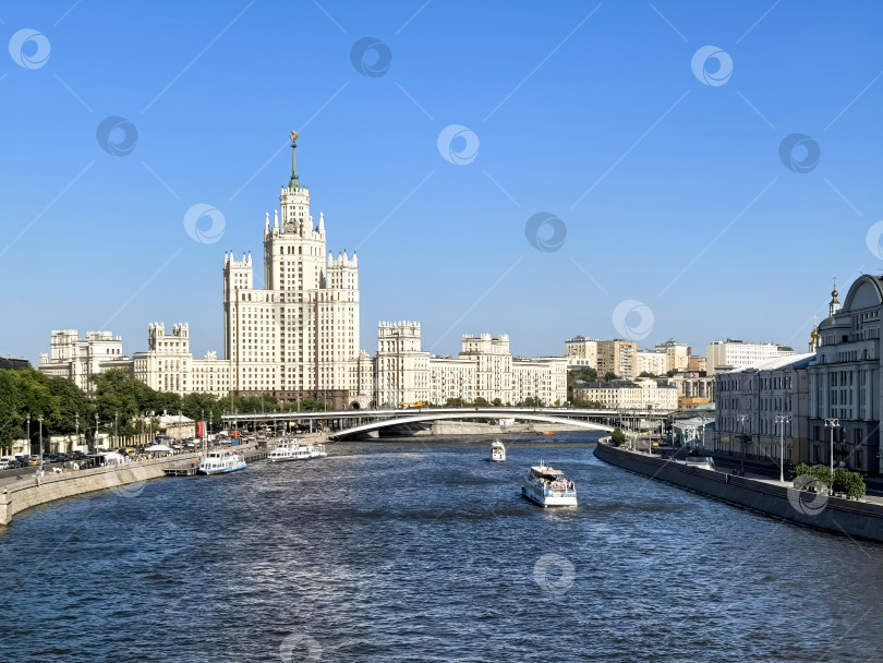 Скачать Москва, Россия - 28 мая 2025 года. Вид из Зарядья на Москву-реку и городской пейзаж фотосток Ozero