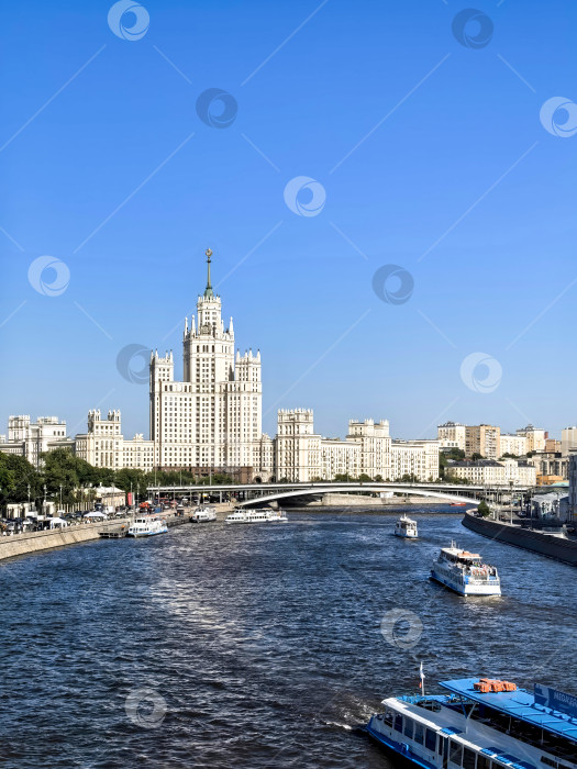 Скачать Москва, Россия - 28 мая 2025 года. Вид из Зарядья на Москву-реку и городской пейзаж фотосток Ozero