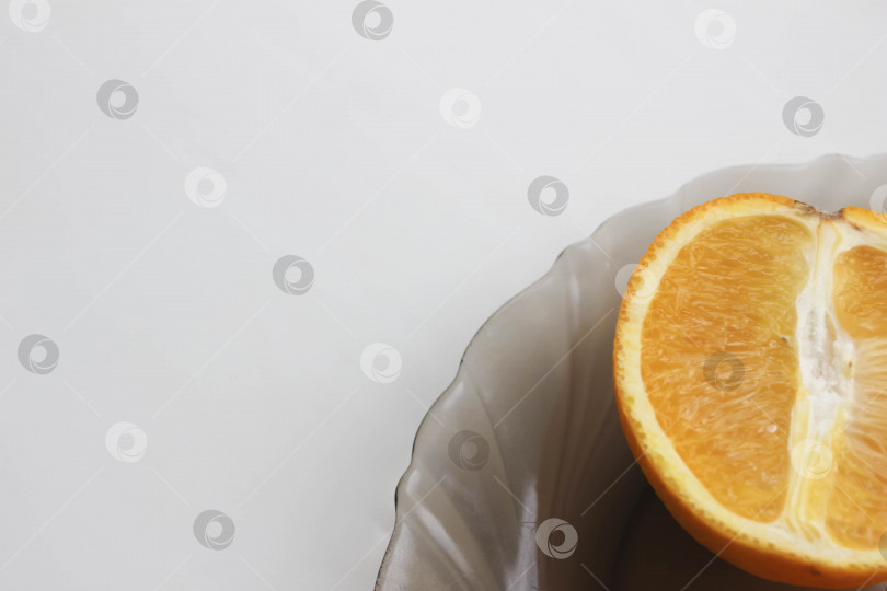 Скачать Апельсин на блюде на белом фоне фотосток Ozero