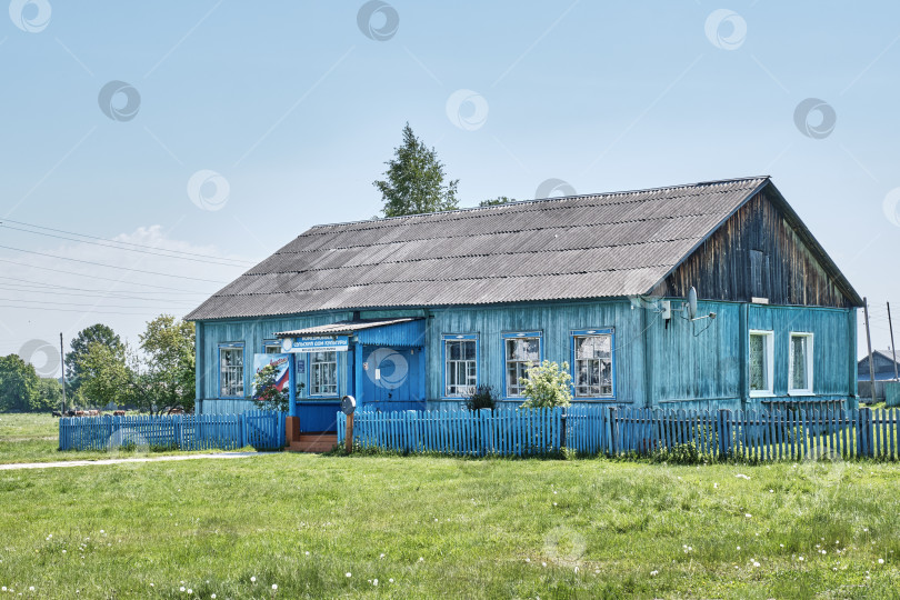 Скачать Сельский культурный центр в Старом деревянном здании, Сибирь, Россия фотосток Ozero