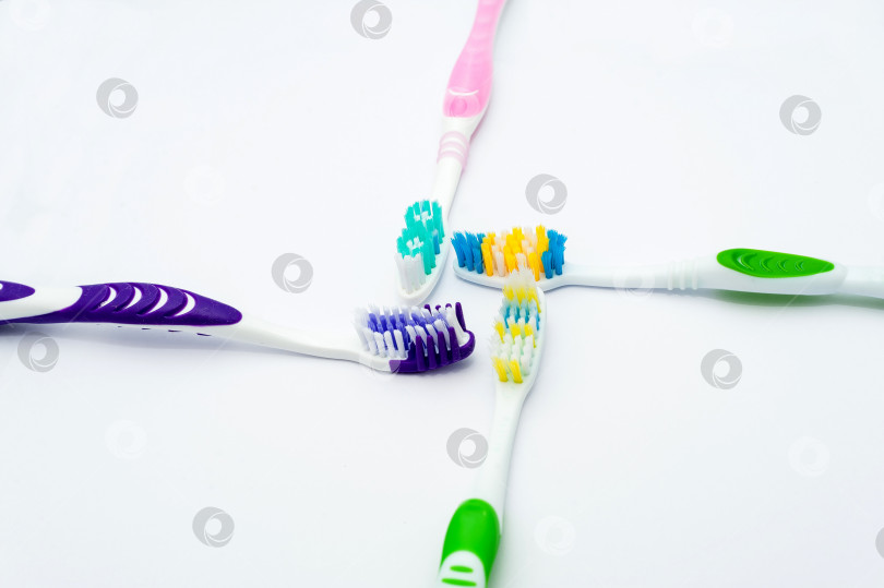 Скачать Различные зубные щетки на белом фоне фотосток Ozero