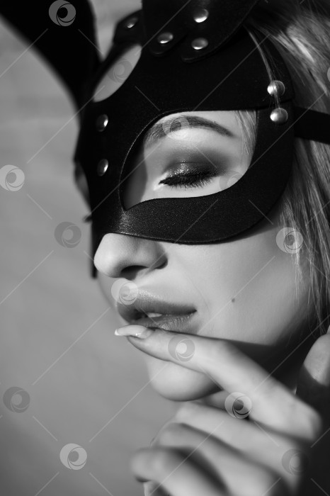 Скачать Девушка в черной карнавальной маске. фотосток Ozero