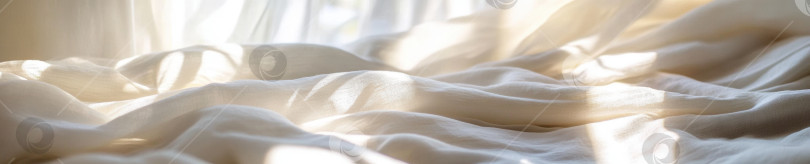 Скачать Спокойная утренняя атмосфера. Солнечный свет, падающий на белые простыни, создает умиротворяющий интерьер фотосток Ozero