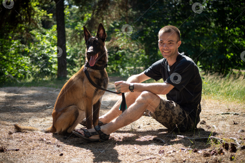 Скачать молодой кавказский хипстер проводит время со своей собакой в парке солнечным летним днем. Концепция домашнего животного как члена семьи фотосток Ozero