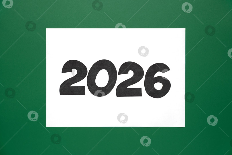 Скачать Белый лист с надписью 2026 на зеленом фоне фотосток Ozero