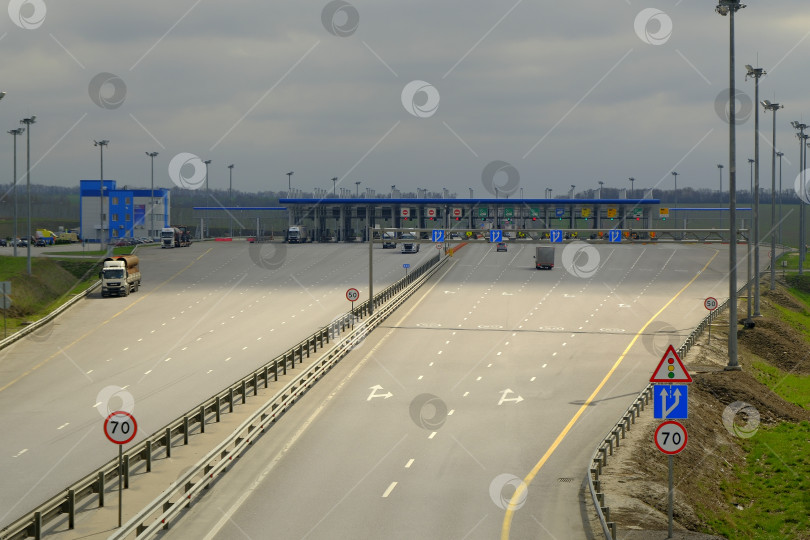 Скачать Подъезд к платежному терминалу на платной автодороге в Воронежской области фотосток Ozero