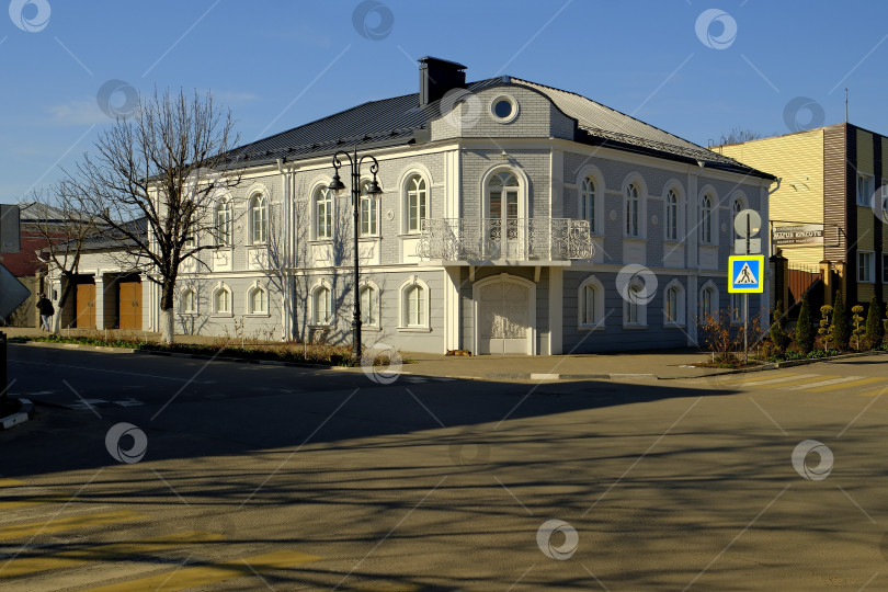 Скачать Архитектурный стиль дома постройки 19 века в центре города Павловск Воронежской области фотосток Ozero