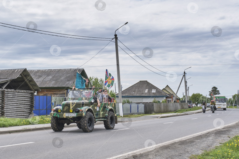 Скачать Автоколонна по сельской дороге в День пограничника в России фотосток Ozero