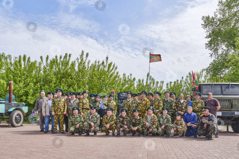 Скачать Ветераны отмечают День пограничника в сельской местности России фотосток Ozero