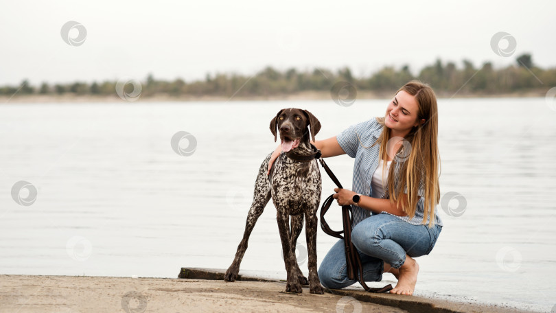 Скачать Прогулка с собакой фотосток Ozero