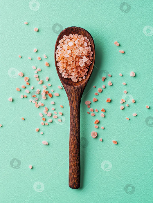 Скачать Минималистичная плоская ложечка из современной деревянной ложки с розовой гималайской солью для декора кухни фотосток Ozero