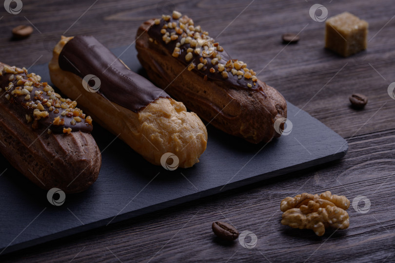 Скачать Эклеры шоколадная начинка фотосток Ozero