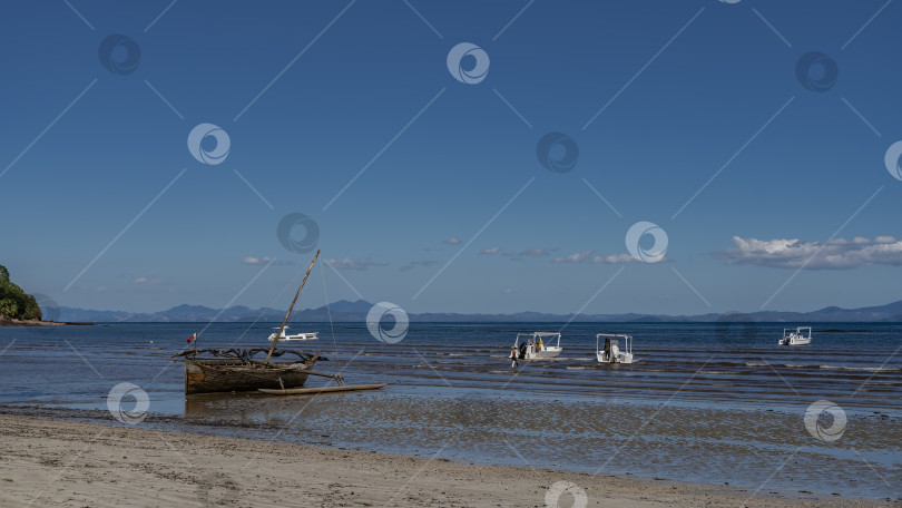 Скачать Белые моторные лодки стоят на якоре в океане. Отлив. фотосток Ozero