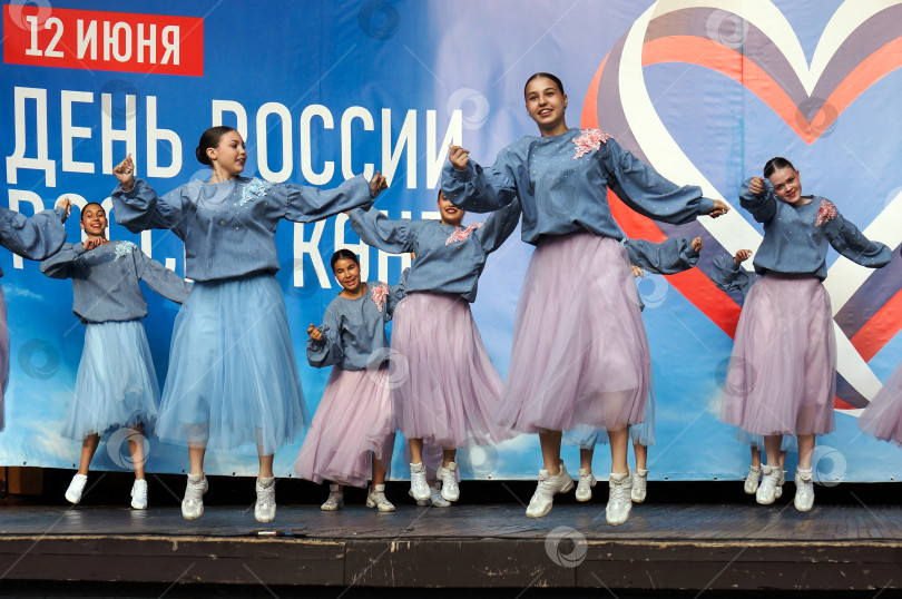 Скачать Казань, Татарстан, Россия – 11 июня 2025: Танцевальный коллектив девушек фотосток Ozero
