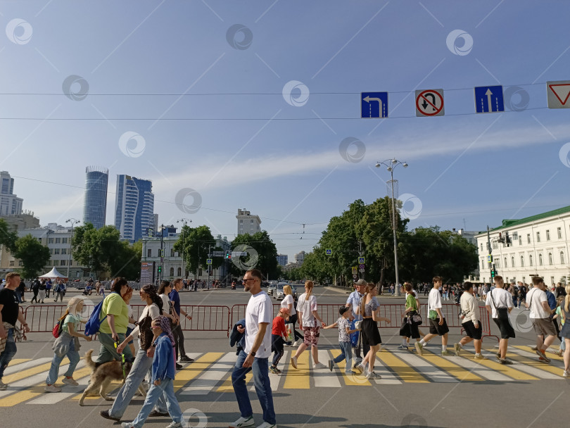 Скачать Люди переходят дорогу по зебре фотосток Ozero