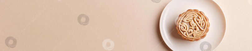 Скачать Минималистичный вид сверху на традиционный китайский лунный пирог на белой тарелке фотосток Ozero