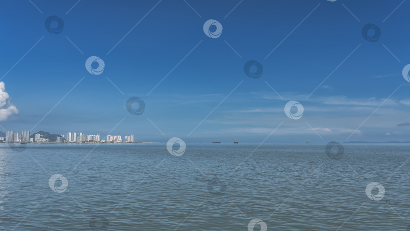Скачать Прекрасный морской пейзаж. Рябь на поверхности спокойного бирюзового океана. фотосток Ozero