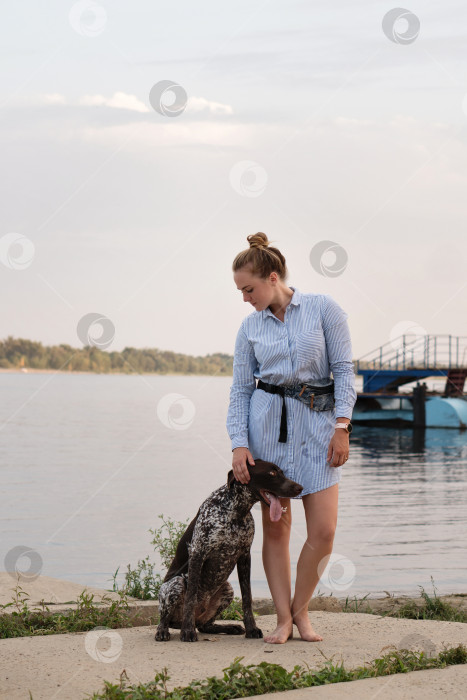 Скачать Прогулка с собакой фотосток Ozero