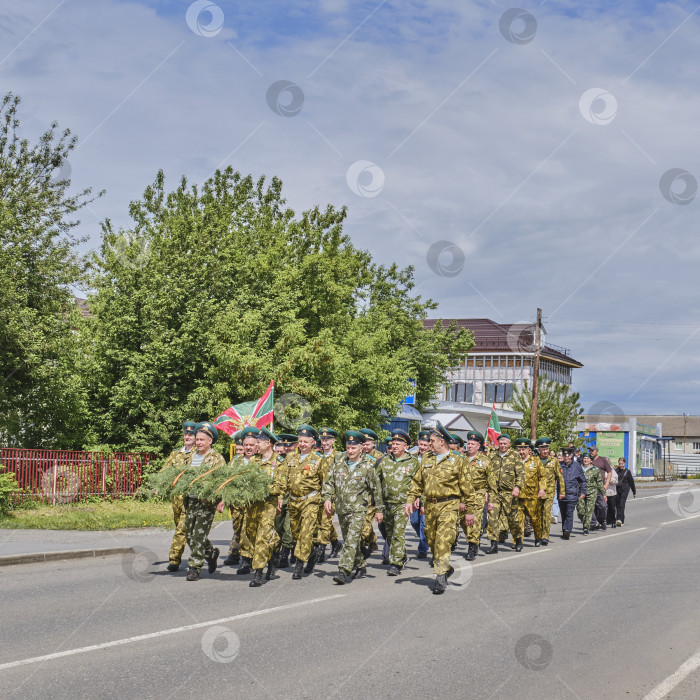 Скачать Марш ветеранов в честь Дня пограничника в сельской местности России фотосток Ozero