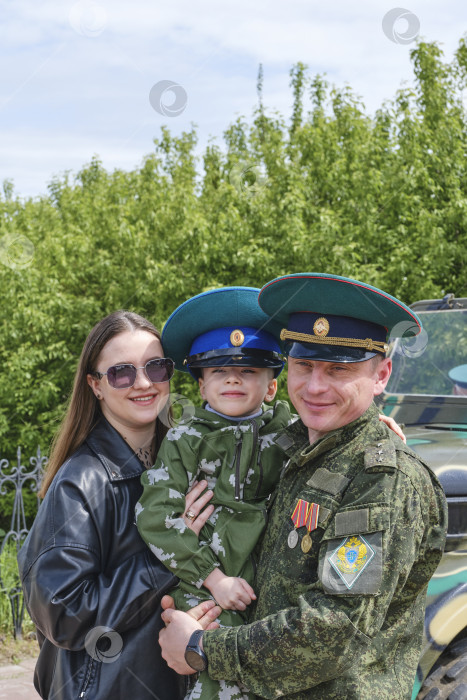 Скачать Семья позирует в День пограничника в России фотосток Ozero