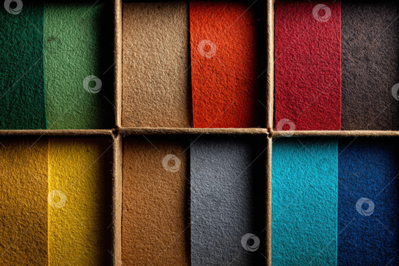 Скачать Красочные образцы войлочной ткани, расположенные в виде сетки и демонстрирующие различные текстуры и оттенки, идеально подходят для дизайнерских проектов и творческих применений с пространством для копирования. фотосток Ozero