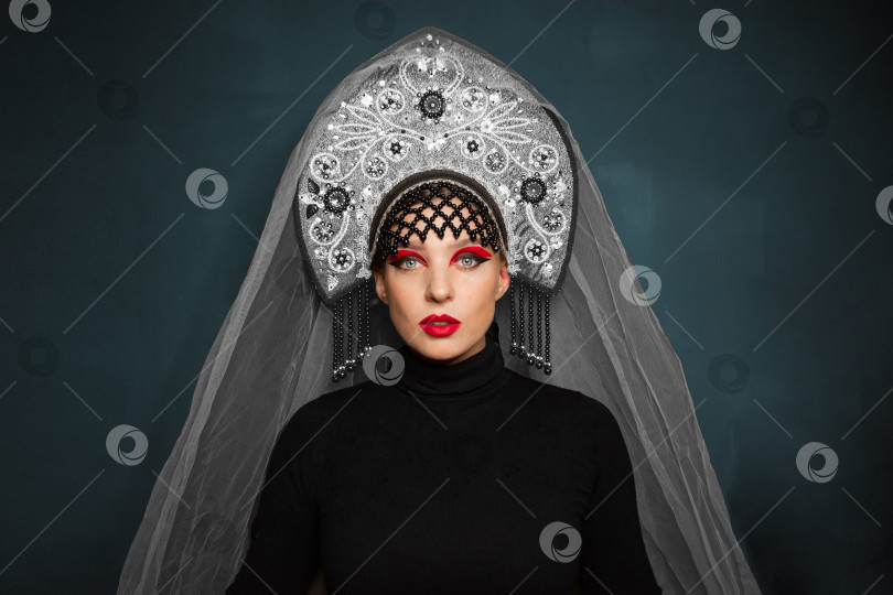 Скачать девушка в кокошнике с красными губами фотосток Ozero