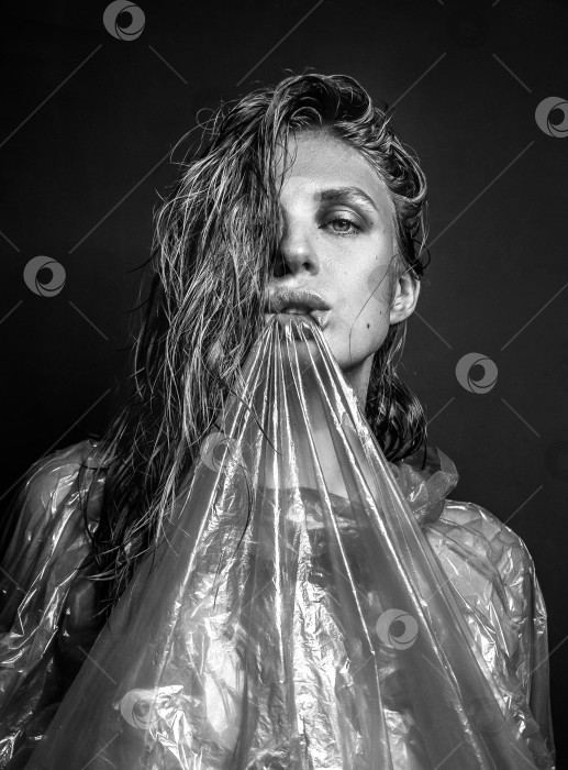 Скачать девушка в дождевике фотосток Ozero
