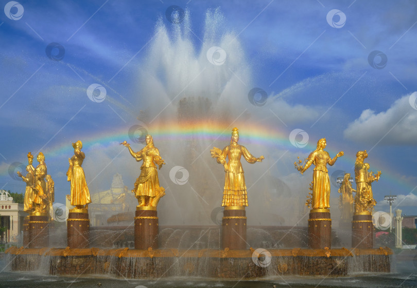 Скачать Москва. Фонтан "Дружба народов" на ВДНХ и радуга. фотосток Ozero