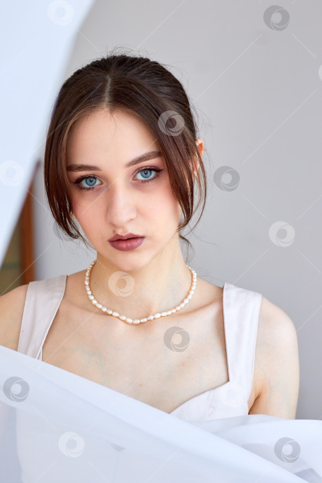 Скачать Женщина с жемчужным ожерельем позирует для фотосессии фотосток Ozero