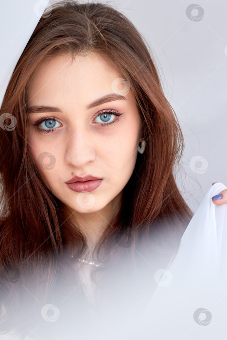 Скачать Женщина с жемчужным ожерельем позирует для фотосессии фотосток Ozero
