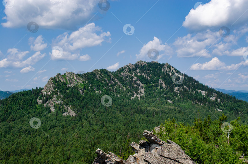 Скачать Лето в горах. Лето в горах. Горы Урала. Уральские горы фотосток Ozero