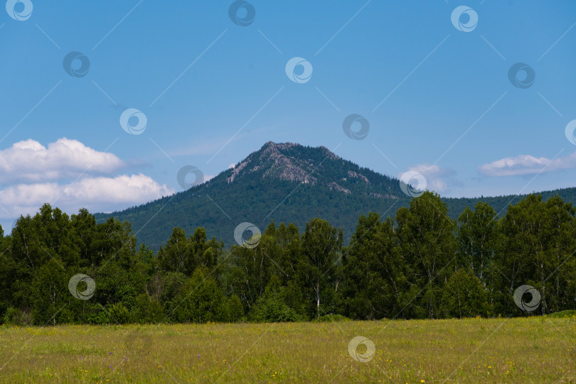 Скачать Лето в горах. Лето в горах. Горы Урала. Уральские горы фотосток Ozero