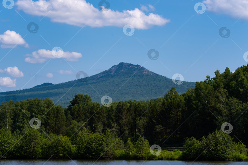 Скачать Лето в горах. Лето в горах. Горы Урала. Уральские горы фотосток Ozero