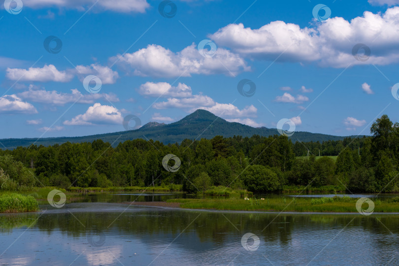 Скачать Лето в горах. Лето в горах. Горы Урала. Уральские горы фотосток Ozero