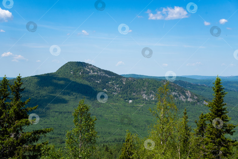 Скачать Лето в горах. Лето в горах. Горы Урала. Уральские горы фотосток Ozero