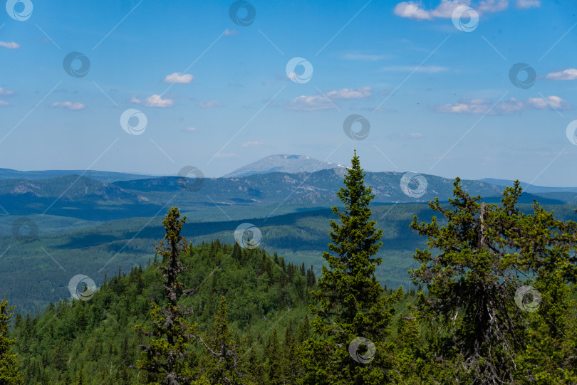 Скачать Лето в горах. Лето в горах. Горы Урала. Уральские горы фотосток Ozero