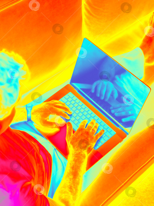 Скачать Инфракрасное тепловизионное изображение человека, использующего ноутбук фотосток Ozero