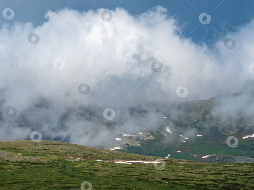 Скачать Густые белые облака над горной долиной фотосток Ozero