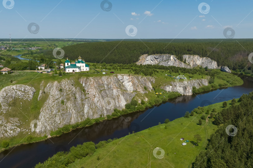Скачать храм на высоком утесе над рекой фотосток Ozero